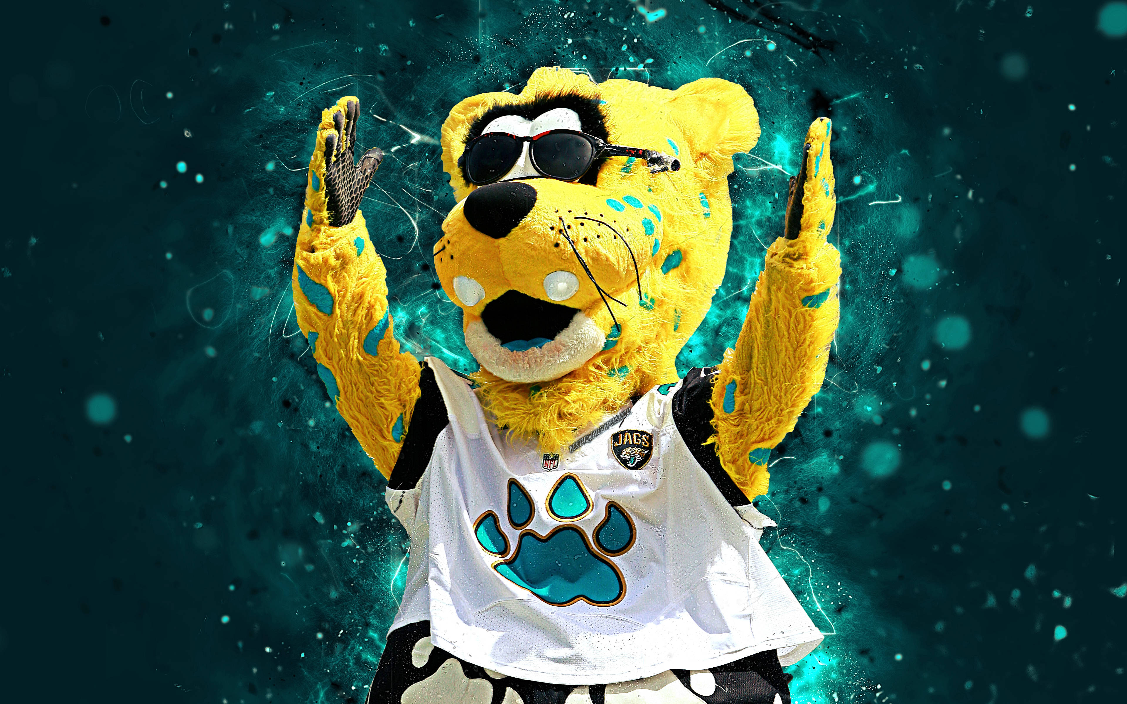 Jaguars 桌布 壁紙 — 一隻黃色美洲豹吉祥物戴著太陽眼鏡和白色球衣，在青綠色粒子背景上高舉雙手。