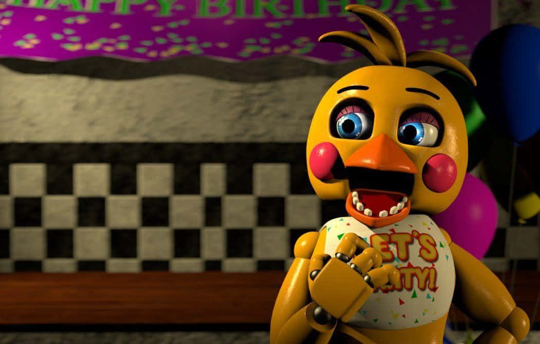 Chica The Chicken 桌布 壁紙 — 一隻黃色電子雞，有著大大的藍色眼睛和粉紅色的臉頰，在生日派對場景中開心地微笑。