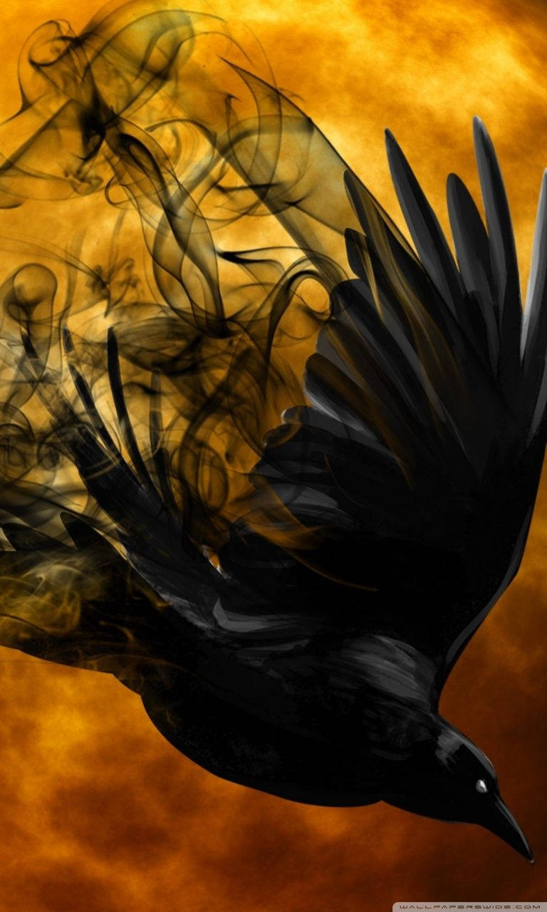 Raven 桌布 壁紙 — 一隻黑烏鴉在旋轉的煙霧中翱翔，背景是火熱的橙黃色天空。