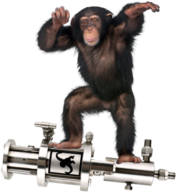 Ape 桌布 壁紙 — 一隻黑猩猩站在金屬科學裝置上，雙臂高舉，姿勢充滿動感，背景為純黑色。