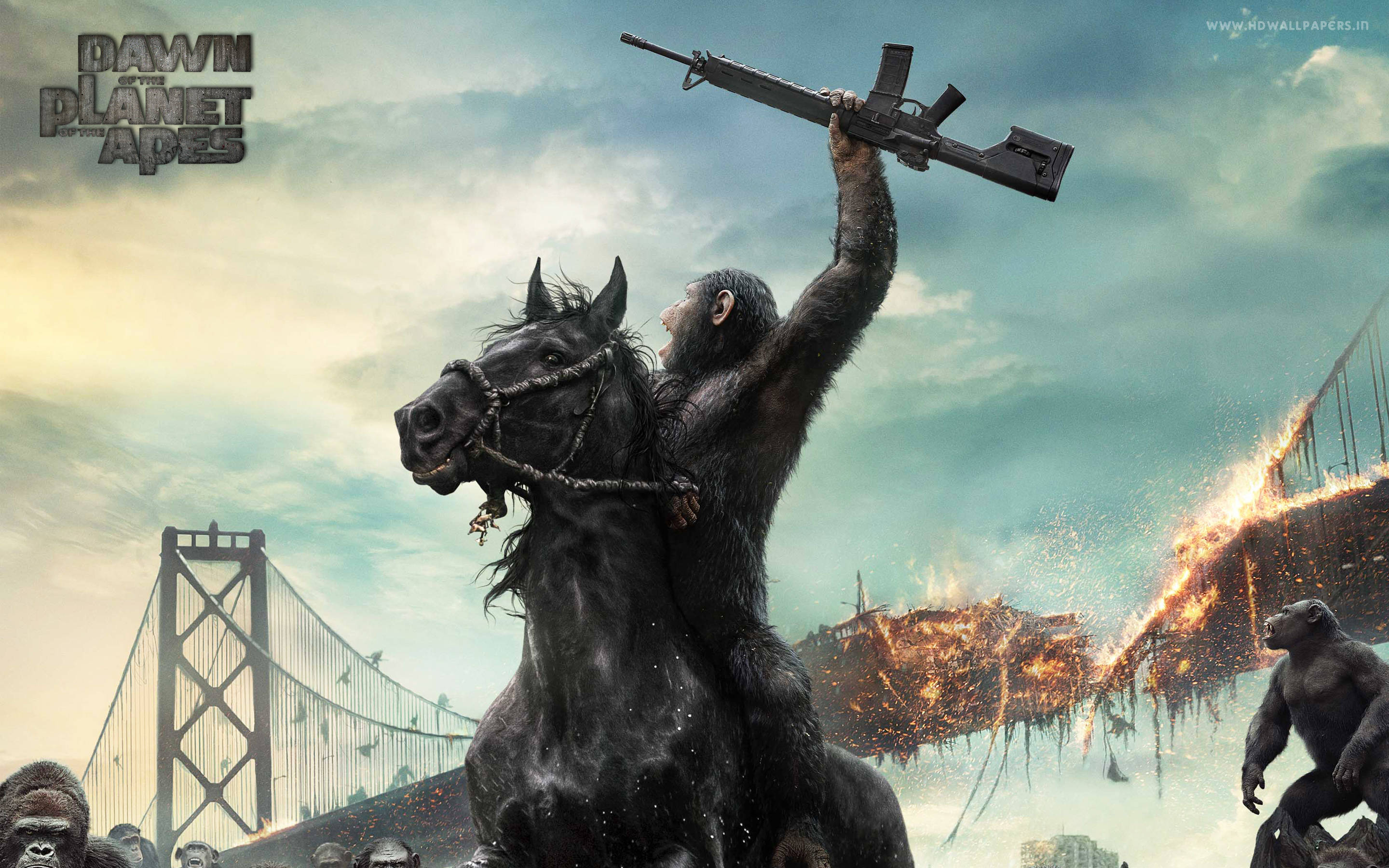 planet of the apes 桌布 壁紙 — 一隻黑猩猩騎著黑馬，揮舞步槍，背景是燃燒的城市，遠處有橋樑和猩猩。