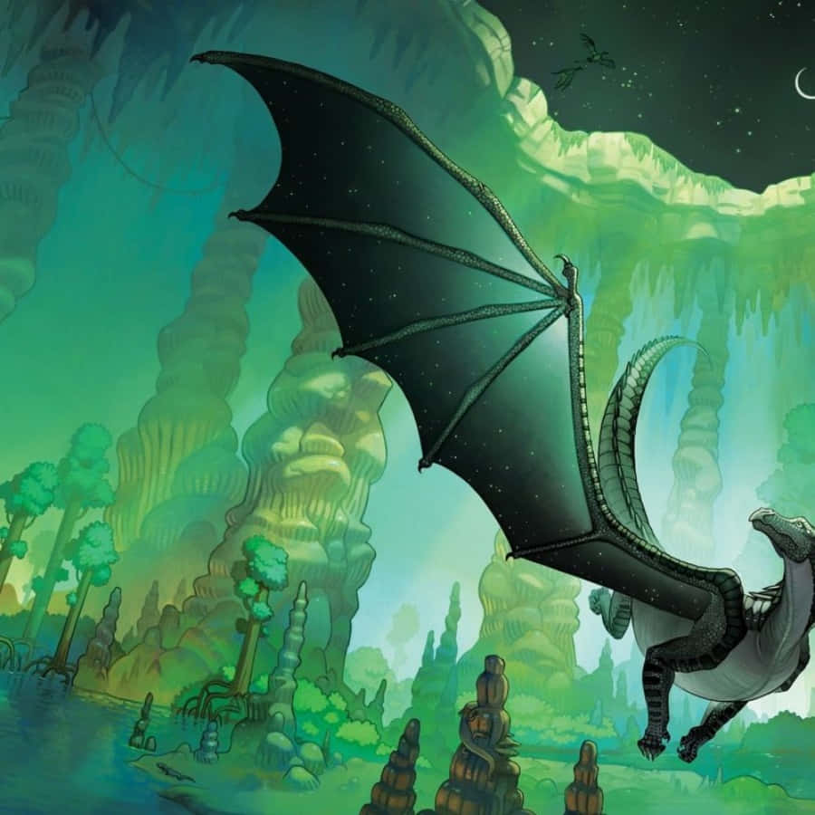 Wings Of Fire 桌布 壁紙 — 一隻黑翼巨龍在星夜新月下，飛過發光的綠色洞穴。