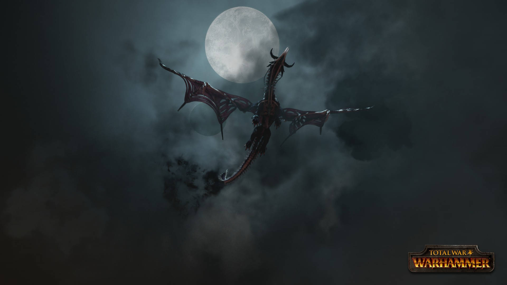Total War Warhammer 2 桌布 壁紙 — 一隻黑翼巨龍在滿月背景下穿過暴風雲層翱翔，呈現奇幻戰鬥場景。