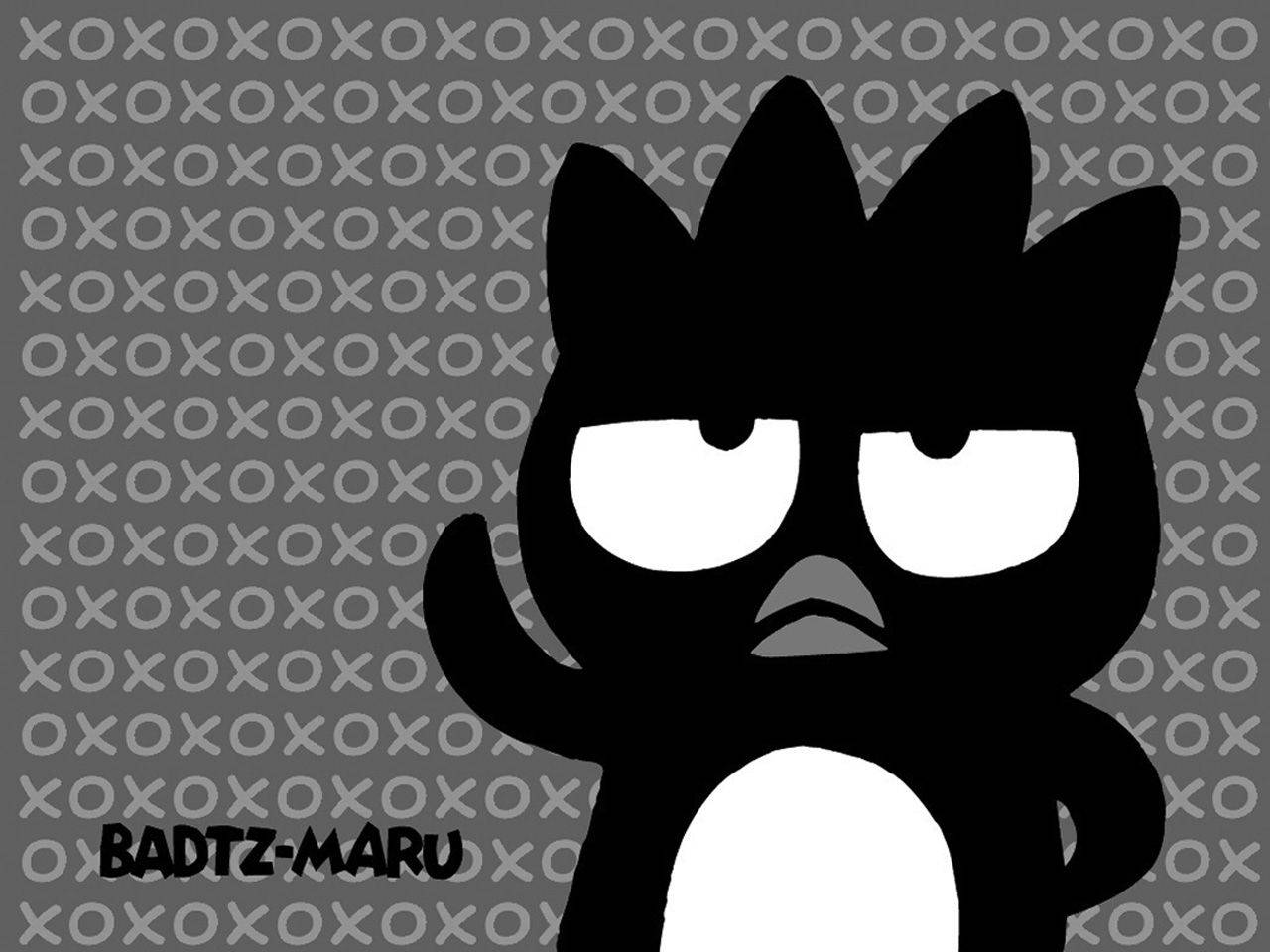 Badtz Maru 桌布 壁紙 — 一隻黑色卡通企鵝，有白色眼睛和肚子，站在灰色背景前，背景上有重複的「XO」字母。