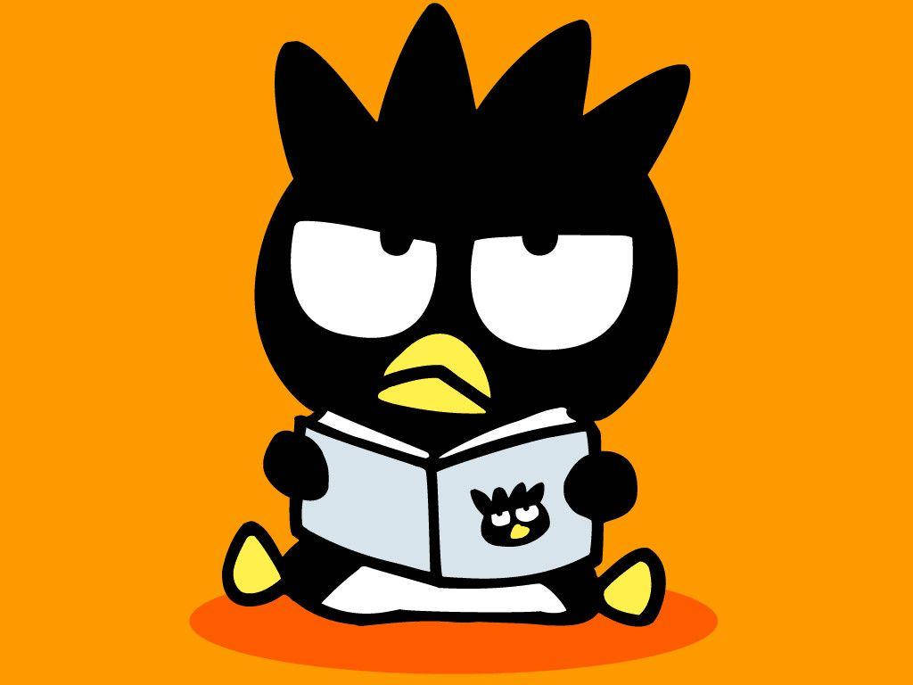 Badtz Maru 桌布 壁紙 — 一隻黑色卡通企鵝，頭髮尖尖，盤腿坐著，在純橙色背景前看書。