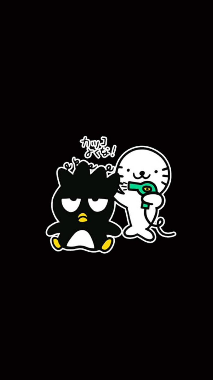 Badtz Maru 桌布 壁紙 — 一隻黑色卡通企鵝，黃色腳，看起來很惱火，因為一隻白貓拿著綠色水槍靠近牠的頭。