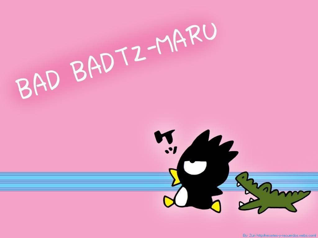 Badtz Maru 桌布 壁紙 — 一隻黑色卡通企鵝黃色腳驚恐地跑過綠色鱷魚，背景為粉紅色帶藍色條紋。