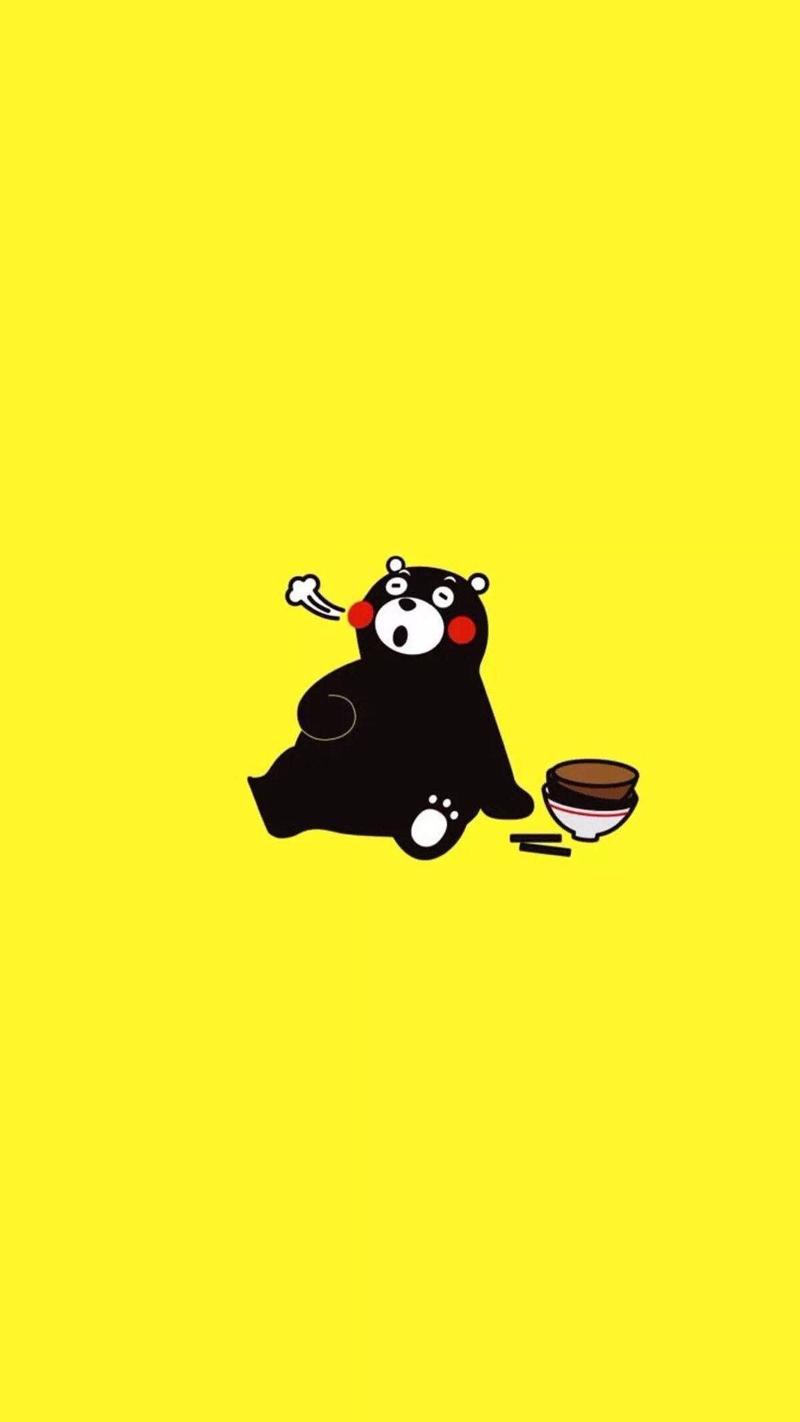 熊本熊 桌布 壁紙 — 一隻黑色卡通熊，臉頰紅潤，坐在明亮的黃色背景上，用筷子吃一碗食物。
