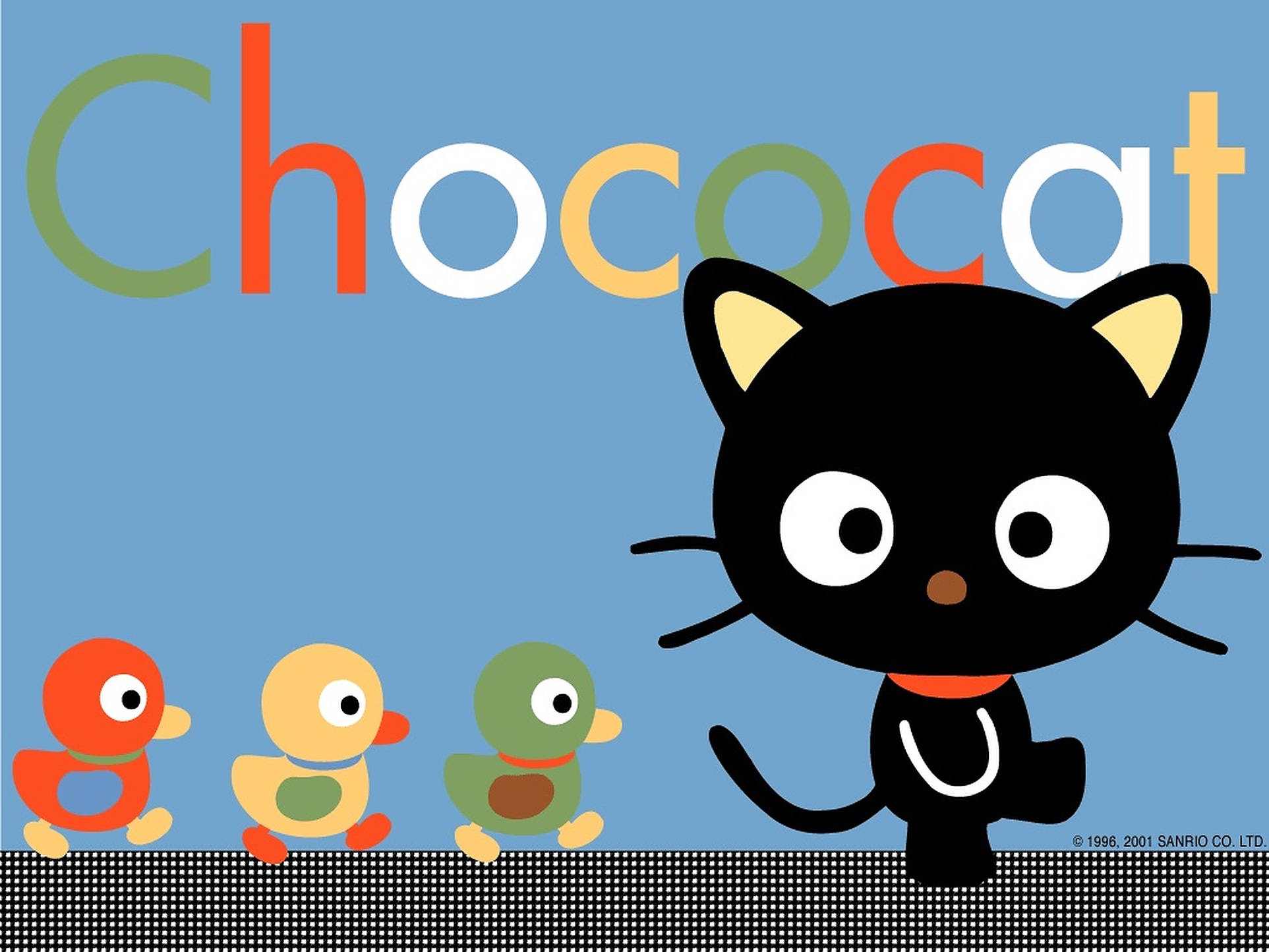 Chococat 桌布 壁紙 — 一隻黑色卡通貓咪，黃色耳朵，三隻彩色小鴨站在格子地板上，背景為藍色，帶有 'Chococat' 文字。