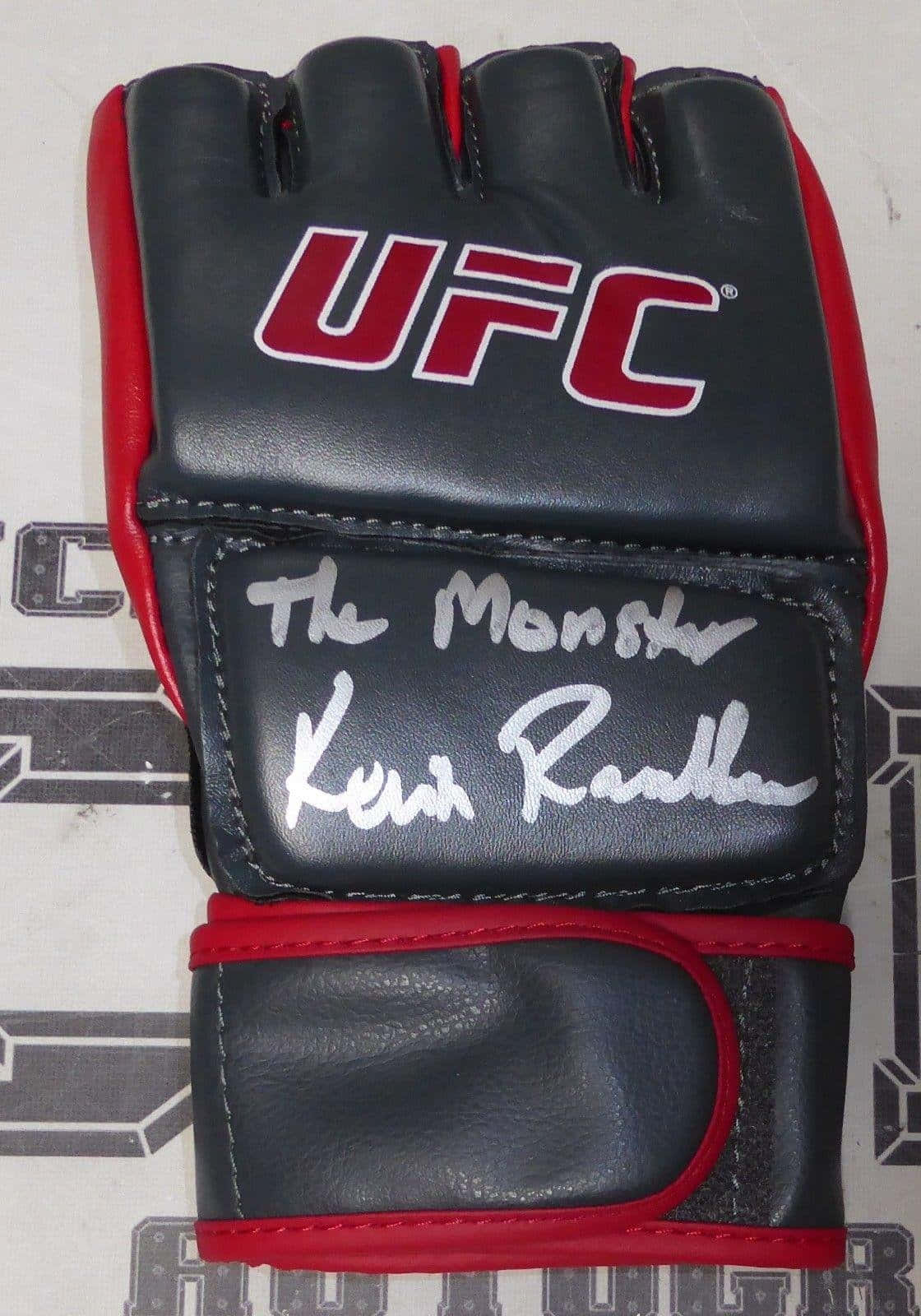 Boxing 桌布 壁紙 — 一隻黑色和紅色的UFC格鬥手套，由Kevin Randleman簽名，簽名上方寫有'The Monster'。