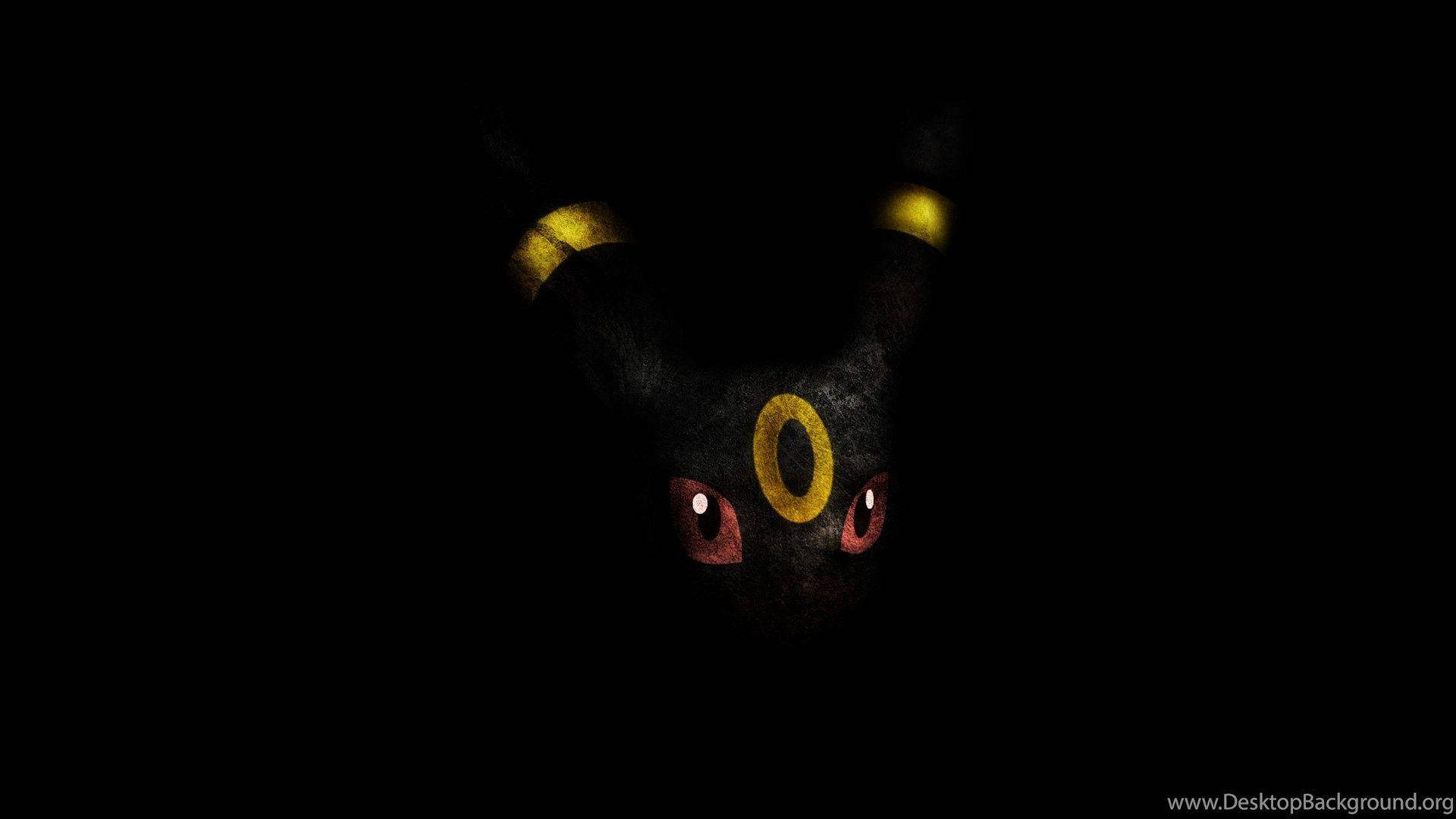 Umbreon 桌布 壁紙 — 一隻黑色寶可夢的黑暗剪影，帶有發光的黃色角和紅色眼睛，從黑暗中窺視。