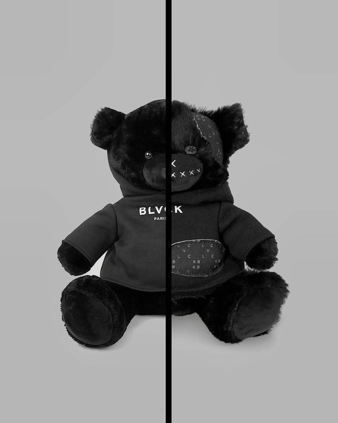 Blvck Paris 桌布 壁紙 — 一隻黑色泰迪熊從中間分開，一邊乾淨，另一邊縫有補丁，背景為灰色。