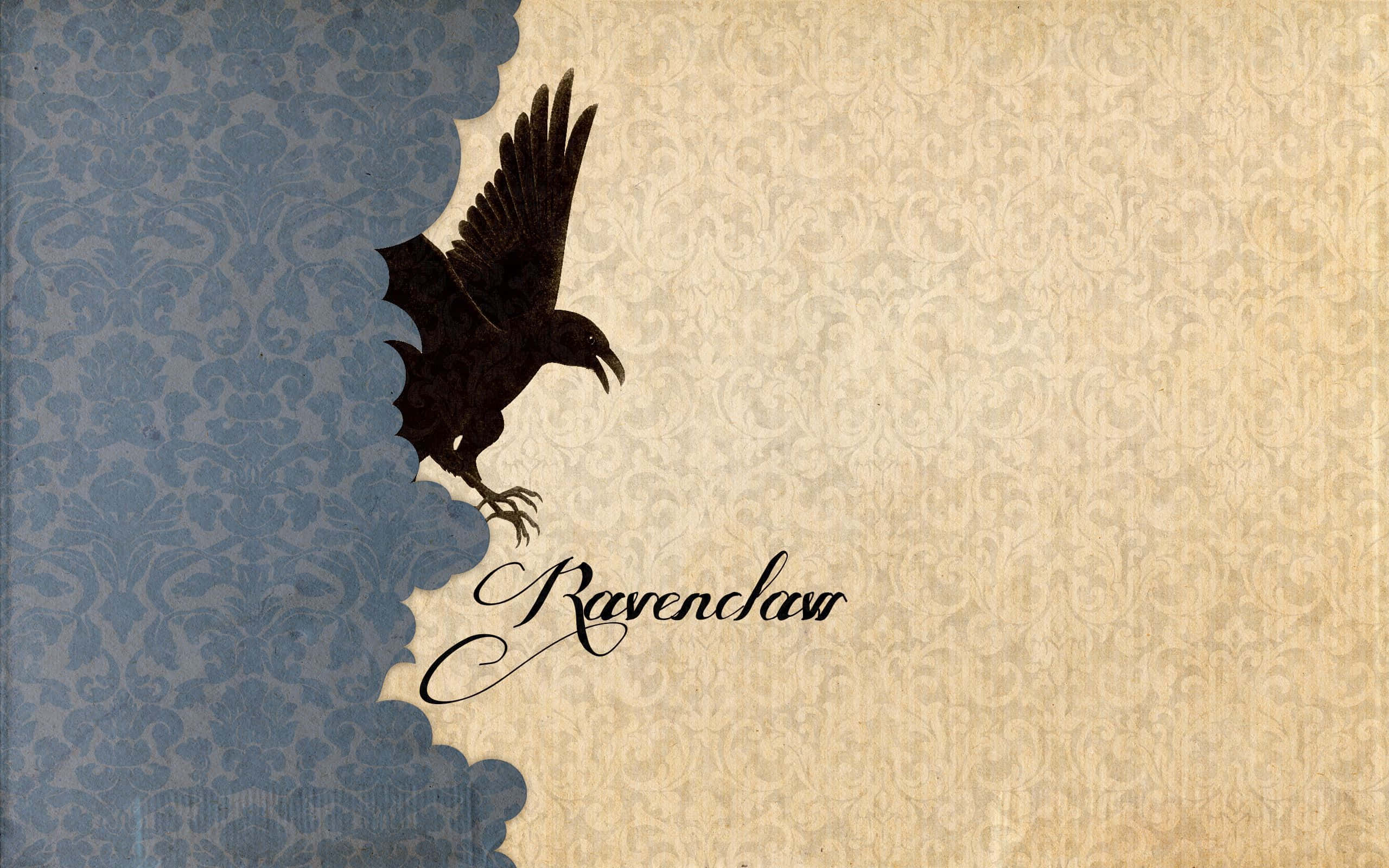 Harry Potter Ravenclaw 桌布 壁紙 — 一隻黑色烏鴉剪影在華麗的藍色和米色錦緞壁紙前翱翔，下方有優雅的草書文字。