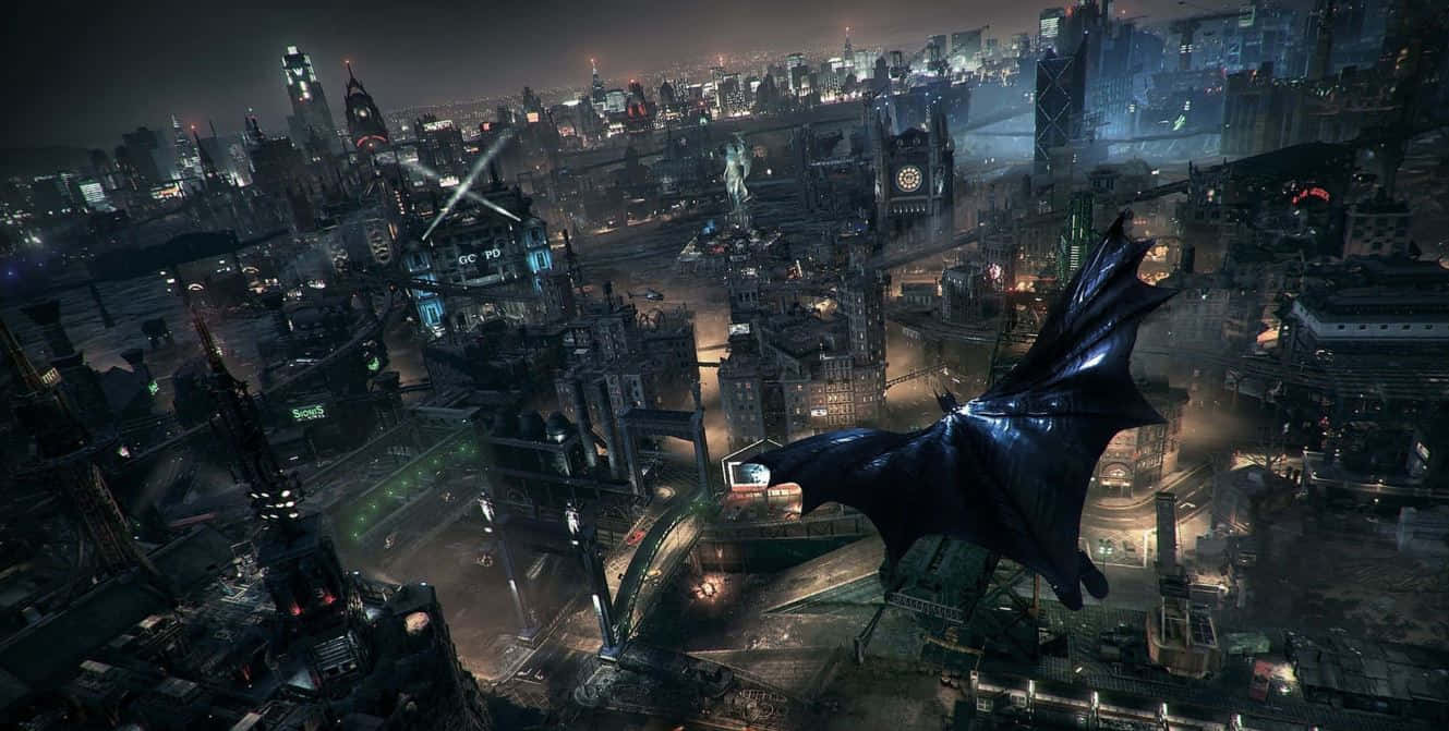 Gotham City 桌布 壁紙 — 一隻黑色的蝙蝠在夜晚掠過被雨水浸濕、霓虹燈閃爍的城市景觀，下方是高聳的摩天大樓和發光的招牌。