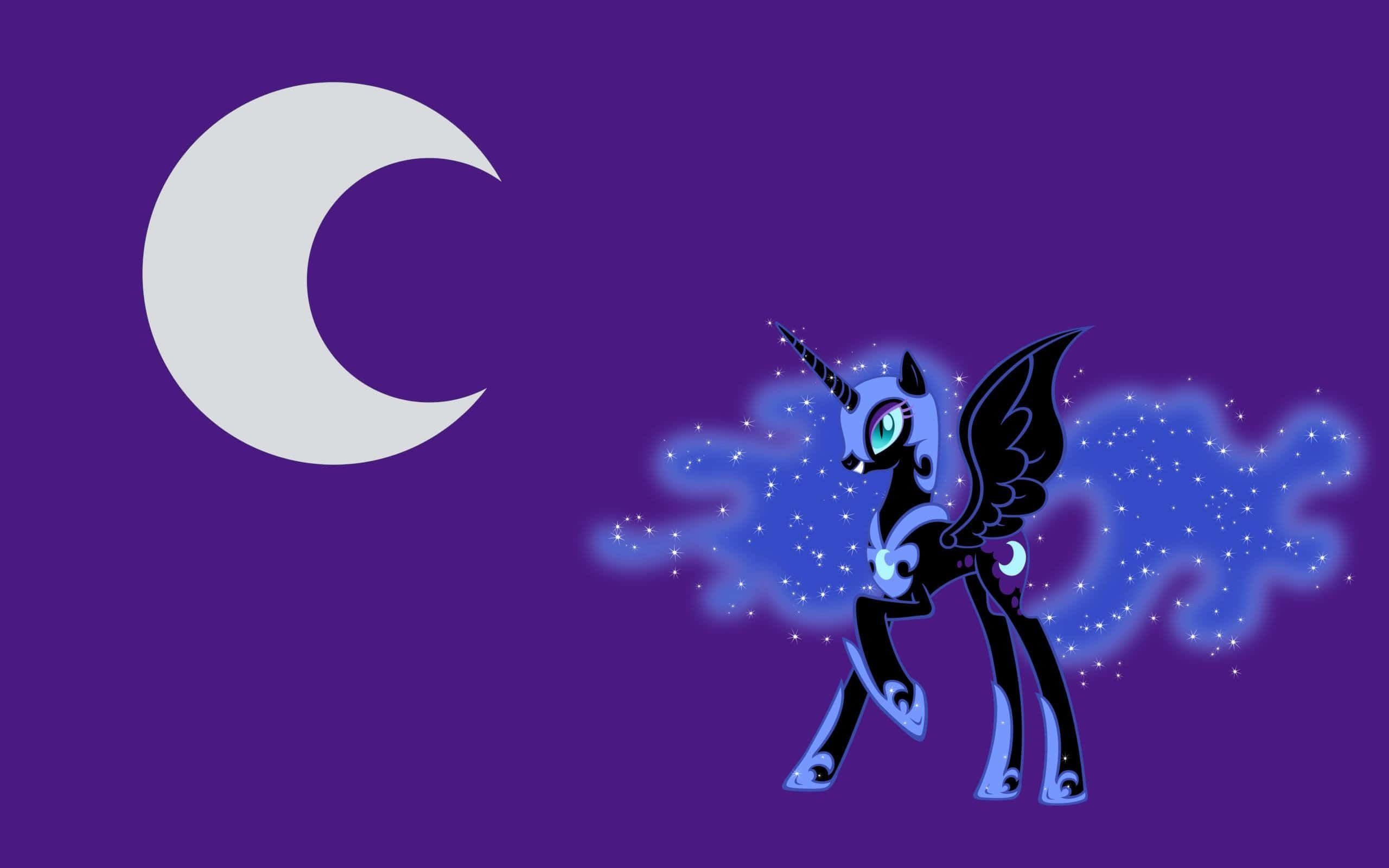 Nightmare Moon 桌布 壁紙 — 一隻黑色翅膀的獨角獸，擁有發光的藍色眼睛和角，站在新月前，背景是繁星點點的紫色天空。