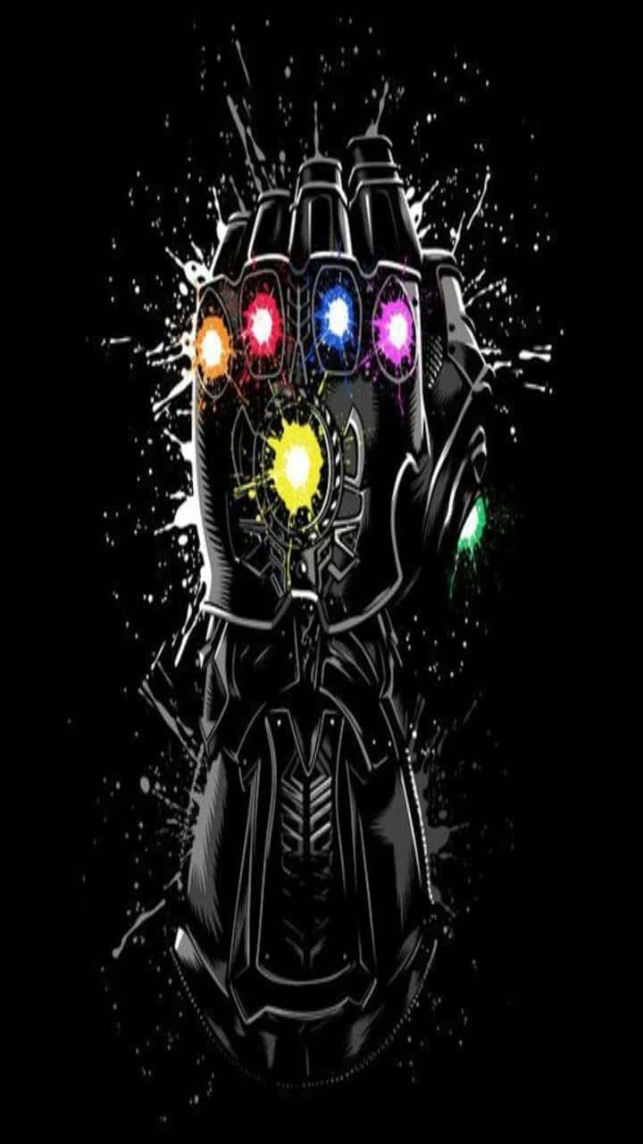 Infinity Gems 桌布 壁紙 — 一隻黑色裝甲護手，上面有六顆發光的彩色寶石，並在深色背景上濺有白色油漆。