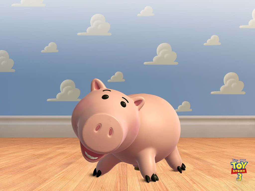 Toy Story Cloud 桌布 壁紙 — 一隻黑色蹄子的快樂粉紅色小豬撲滿站在木地板上，背景是藍天白雲桌布。