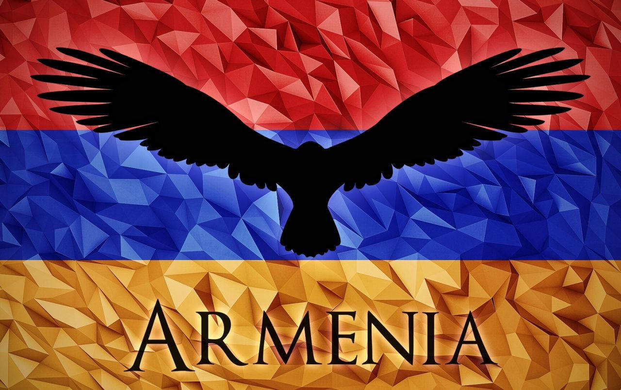 Armenia 桌布 壁紙 — 一隻黑色鷹剪影翱翔於亞美尼亞國旗之上，國旗以大膽的紅色、藍色和金色幾何切面呈現。