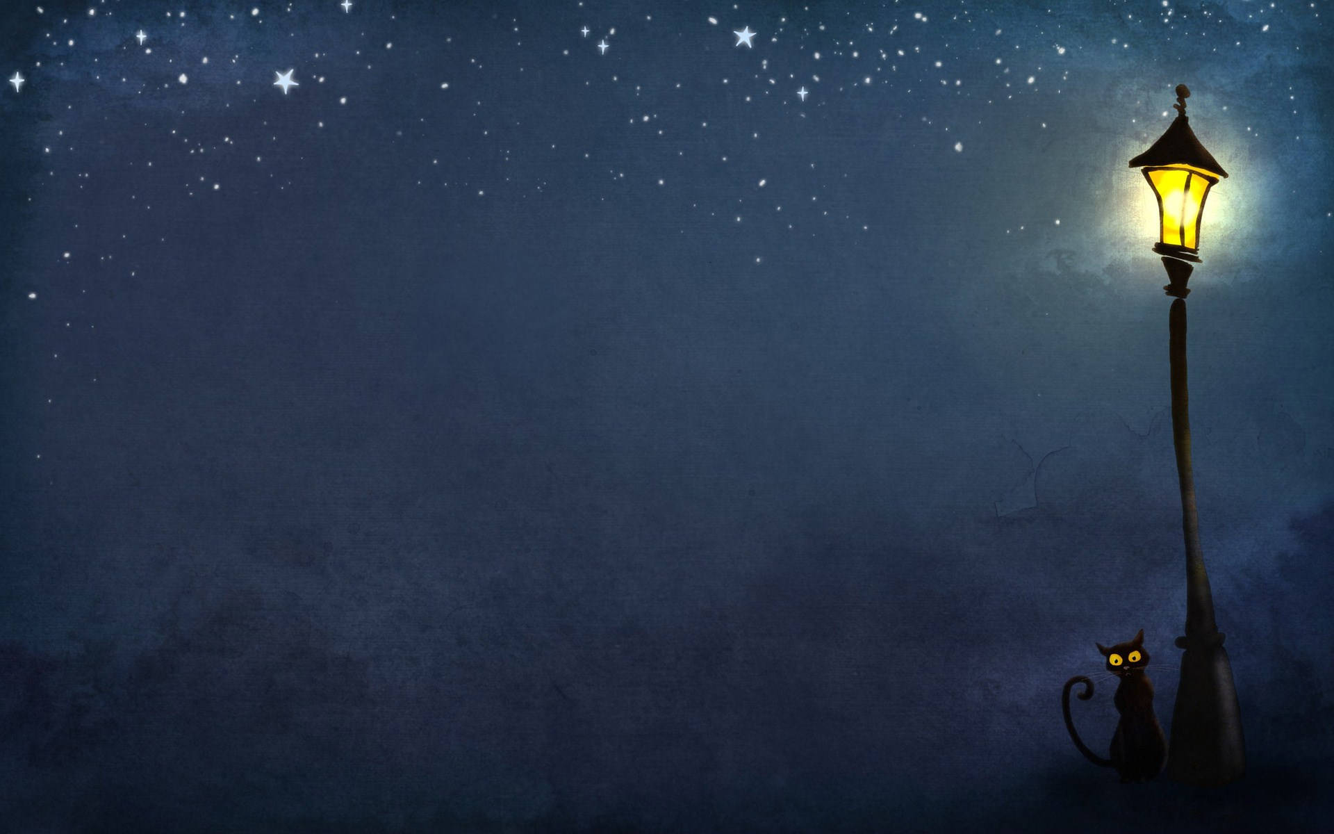 夜空 桌布 壁紙 — 一隻黑貓坐在發光的街燈下，背景是繁星點點的夜空，帶有深藍色紋理雲層。