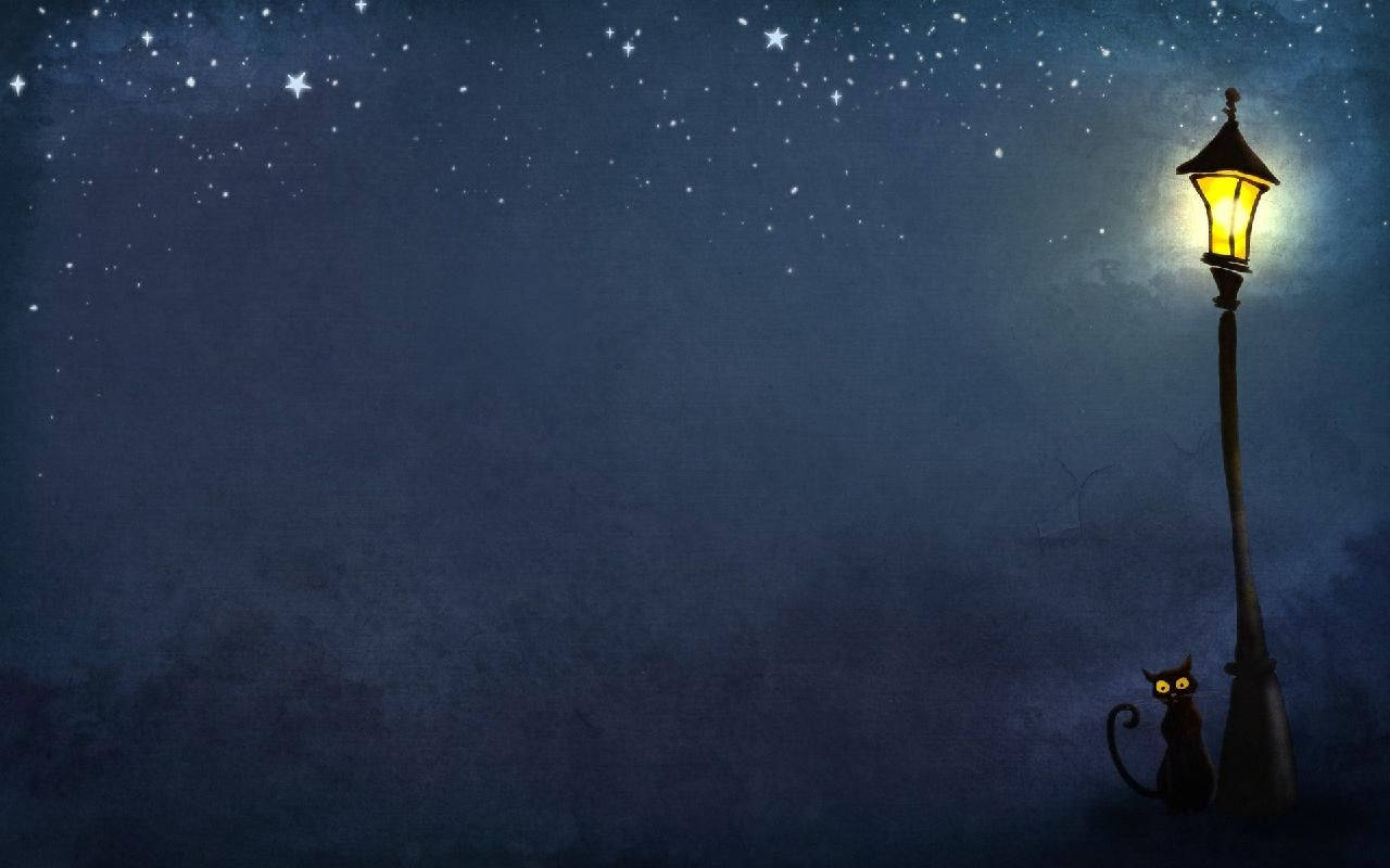 傷心 桌布 壁紙 — 一隻黑貓坐在發光的街燈旁邊，背景是繁星點點的夜空和深藍色的雲。