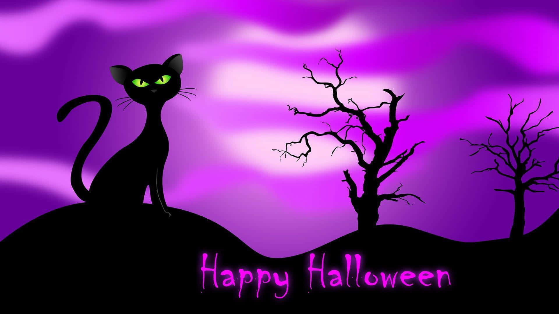 Black Cat Halloween 桌布 壁紙 — 一隻黑貓擁有發光的綠色眼睛，棲息在山丘上，背景是旋轉的紫色天空、光禿的樹木和「Happy Halloween」文字。