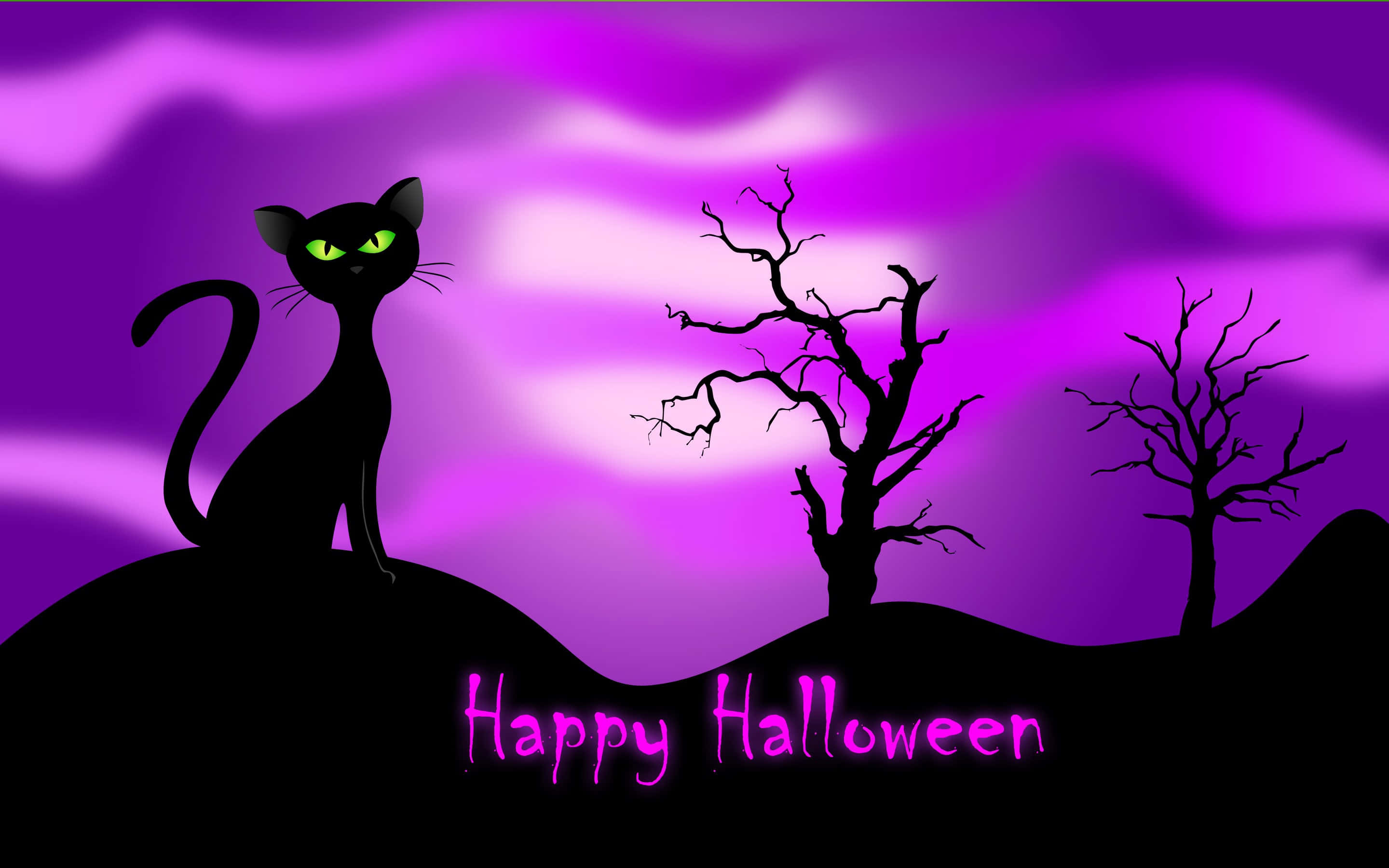 Halloween Cat 桌布 壁紙 — 一隻黑貓有著發光的綠色眼睛，棲息在一個山丘上，下方是旋轉的紫色天空，有光禿禿的樹木和「Happy Halloween」文字。