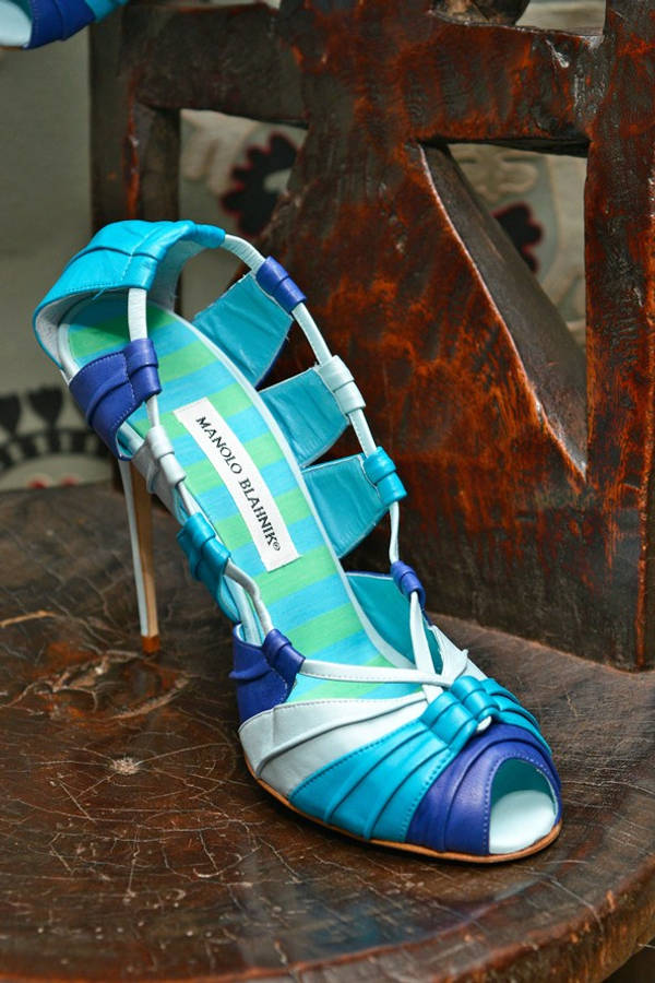 鞋子 桌布 壁紙 — 一雙 Manolo Blahnik 的鮮豔藍白綁帶高跟鞋優雅地擱在風化的木椅上。