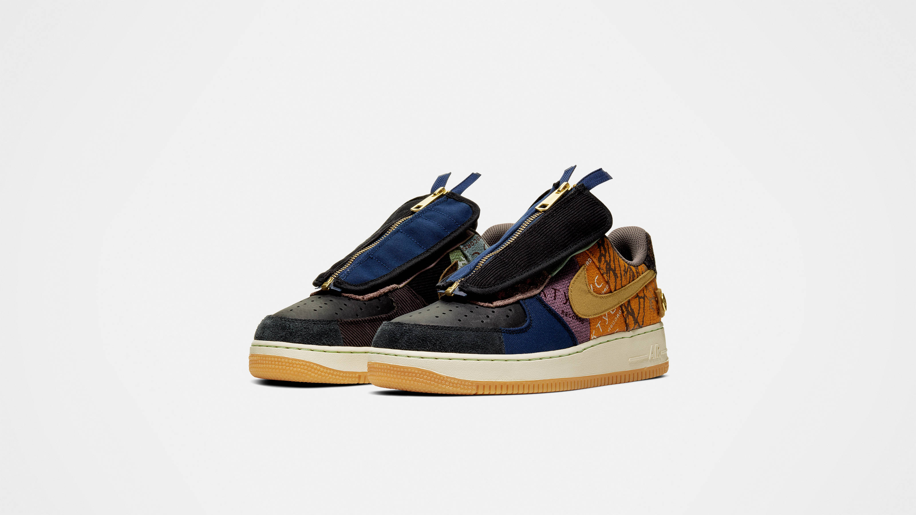 仙人掌傑克 桌布 壁紙 — 一雙Nike Air Force 1運動鞋，帶有醒目的藍色拉鍊覆蓋層和虎紋圖案點綴，背景為純白色。