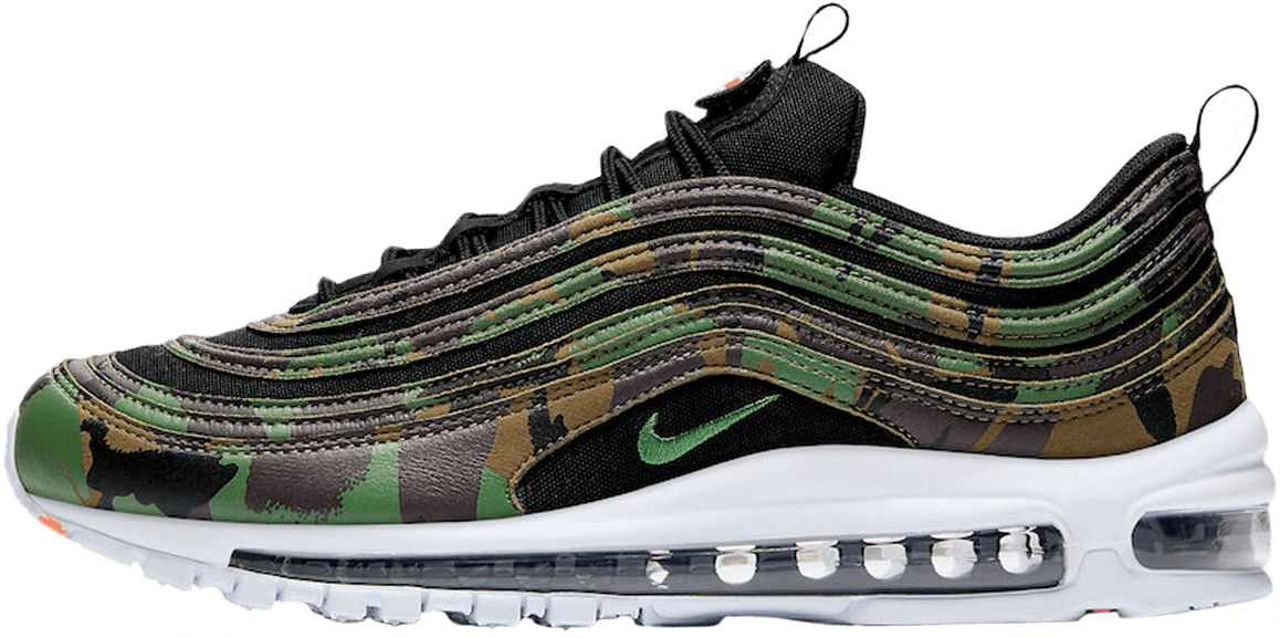 迷彩動態 桌布 壁紙 — 一雙Nike Air Max 97運動鞋，帶有綠色、棕色和黑色迷彩圖案，白色鞋底，黑色背景。