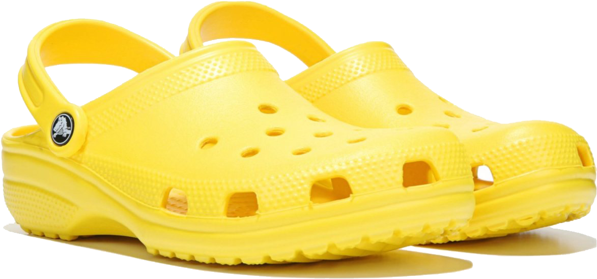 Crocs 桌布 壁紙 — 一雙亮黃色木屐，帶有經典穿孔和標誌徽章，展示在潔白背景上。