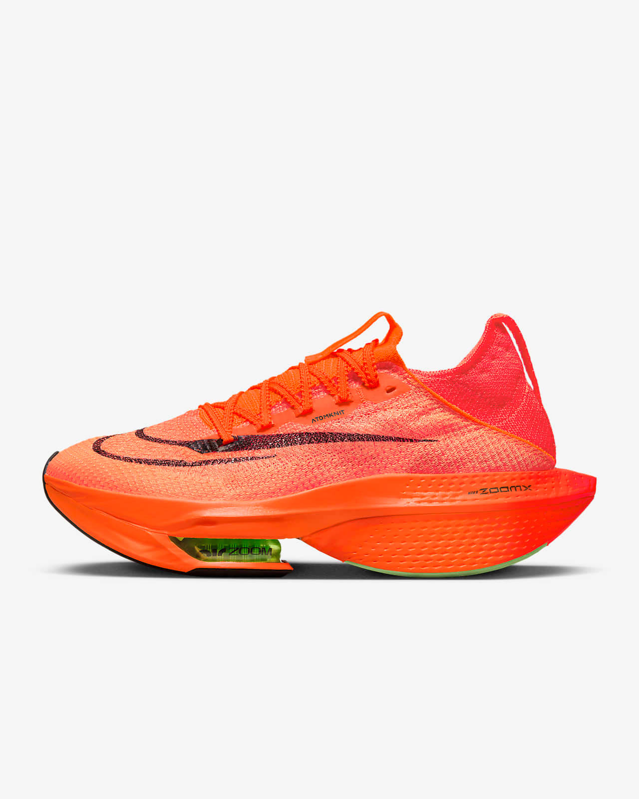 鞋子 桌布 壁紙 — 一雙充滿活力的橘色Nike ZoomX跑鞋，帶有發光的綠色緩震單元和黑色Swoosh，背景為純白色。