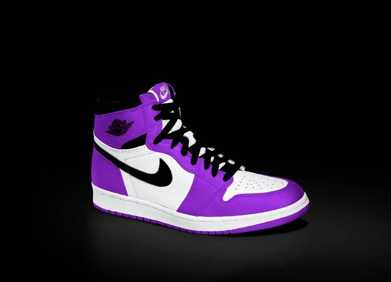 Purple Jordan 桌布 壁紙 — 一雙充滿活力的紫色和白色高筒運動鞋，帶有黑色點綴，孤立地立在純黑色背景上。