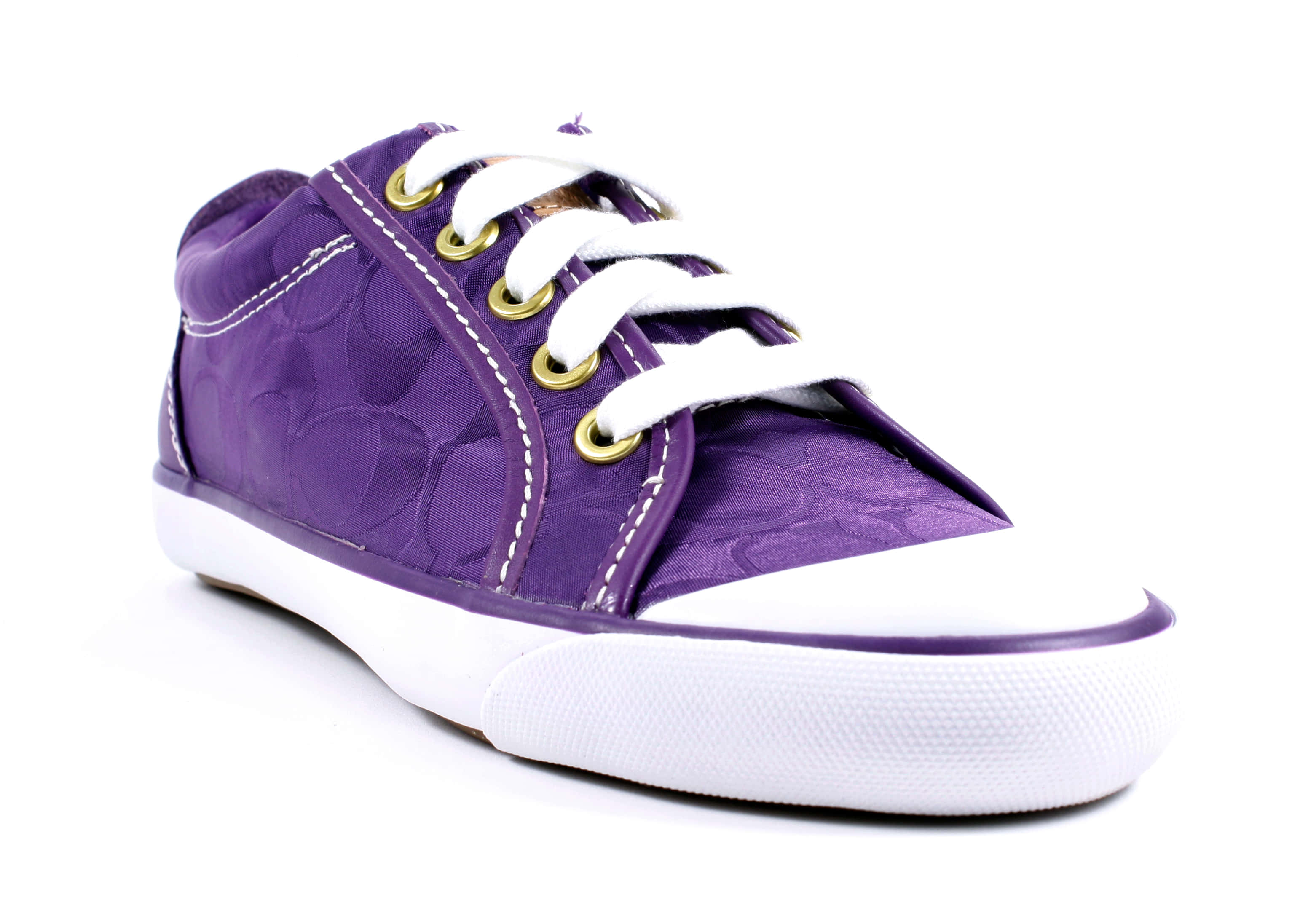 Purple Shoes 桌布 壁紙 — 一雙充滿活力的紫色帆布運動鞋，配有白色鞋帶、金色鞋眼和白色橡膠鞋底，在乾淨的白色背景上拍攝。