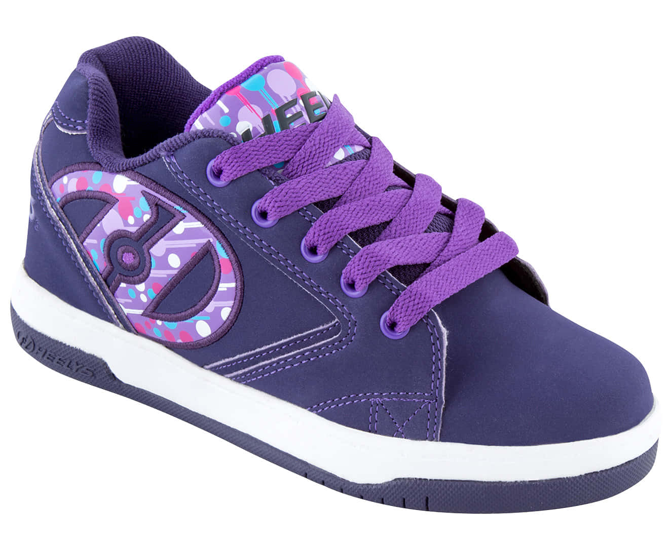 Purple Shoes 桌布 壁紙 — 一雙充滿活力的紫色滑板鞋，帶有色彩繽紛的抽象圖案和相配的鞋帶，置於潔淨的白色背景上。
