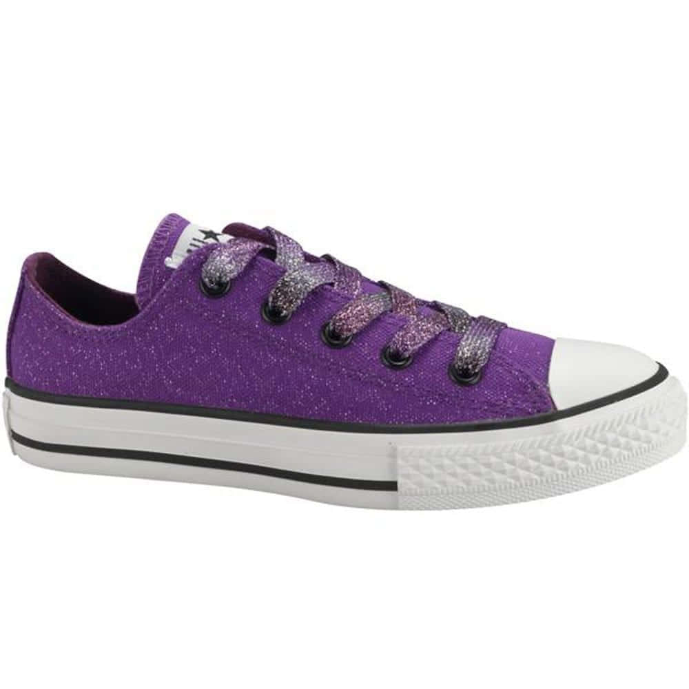 Purple Shoes 桌布 壁紙 — 一雙充滿活力的紫色閃粉Converse運動鞋，配有白色橡膠鞋頭和黑色飾邊，置於純白背景上。