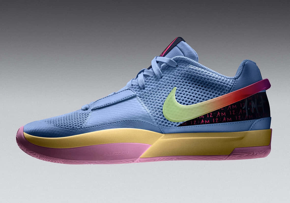 Nike 桌布 壁紙 — 一雙充滿活力的藍色Nike運動鞋，帶有漸變勾勾和彩色鞋底，背景為中性灰色。