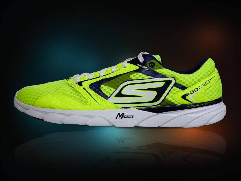 Skechers 桌布 壁紙 — 一雙充滿活力的螢光黃色Skechers跑鞋，白色鞋底和黑色點綴，在帶有反射表面的深色漸變背景上發光。