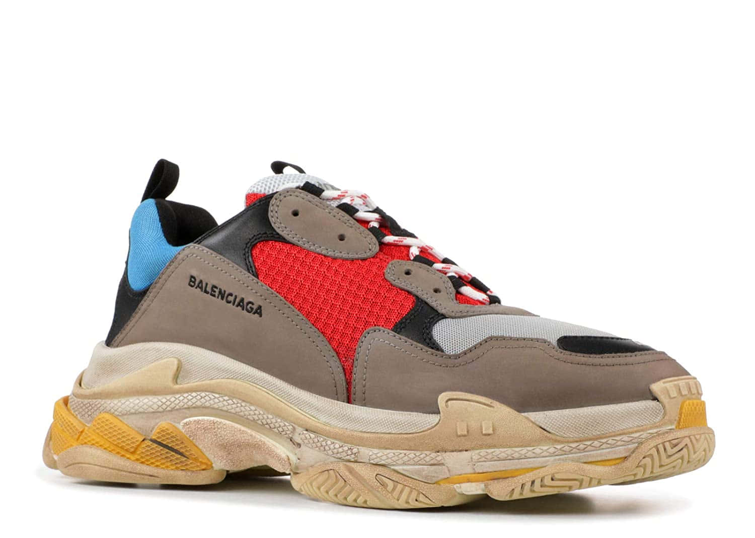 巴黎世家 桌布 壁紙 — 一雙大膽的Balenciaga運動鞋，搭配厚實米色鞋底、紅色網眼面板、黑色點綴和藍色鞋跟，背景為白色。