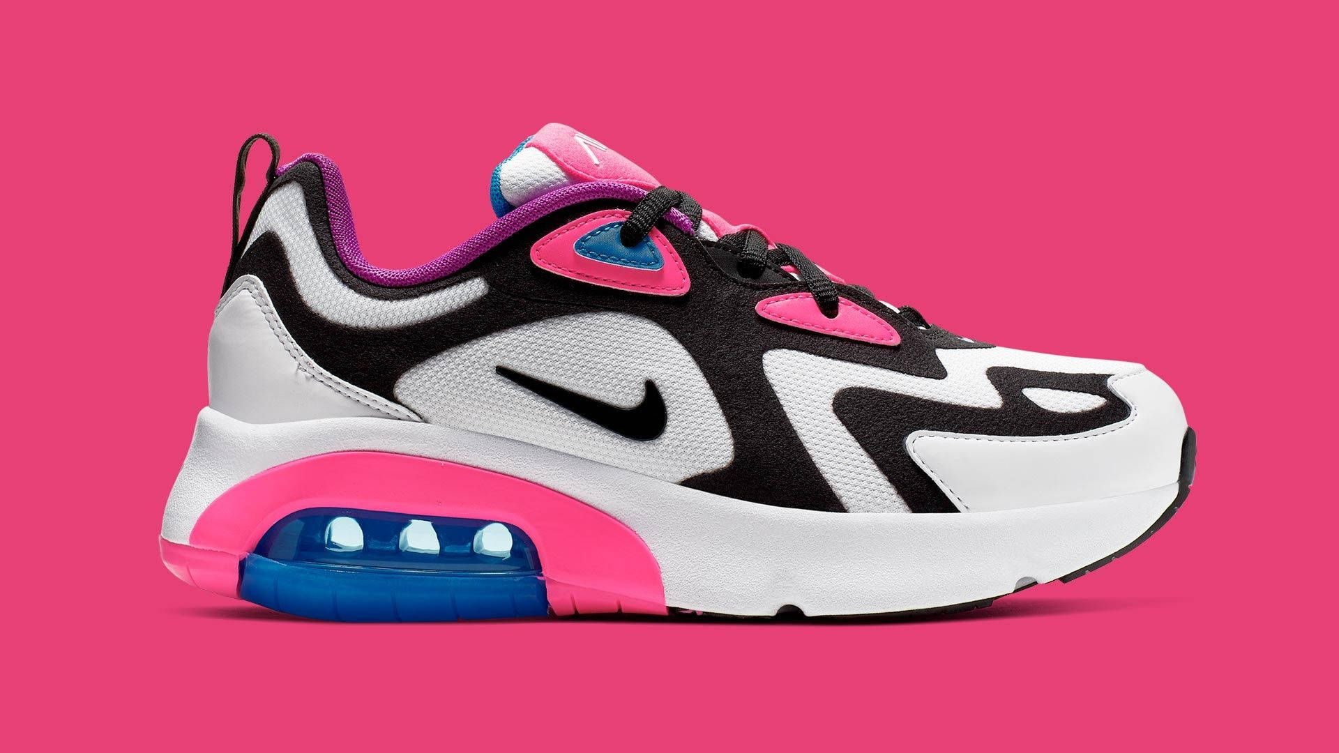 nike girl 桌布 壁紙 — 一雙大膽的Nike運動鞋，帶有黑色、白色、粉紅色和藍色點綴，在充滿活力的粉紅色背景上脫穎而出。