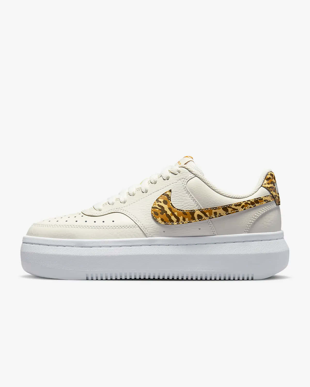 Nike 桌布 壁紙 — 一雙奶油色Nike運動鞋，帶有醒目的豹紋勾勾和厚白色鞋底，背景簡潔。
