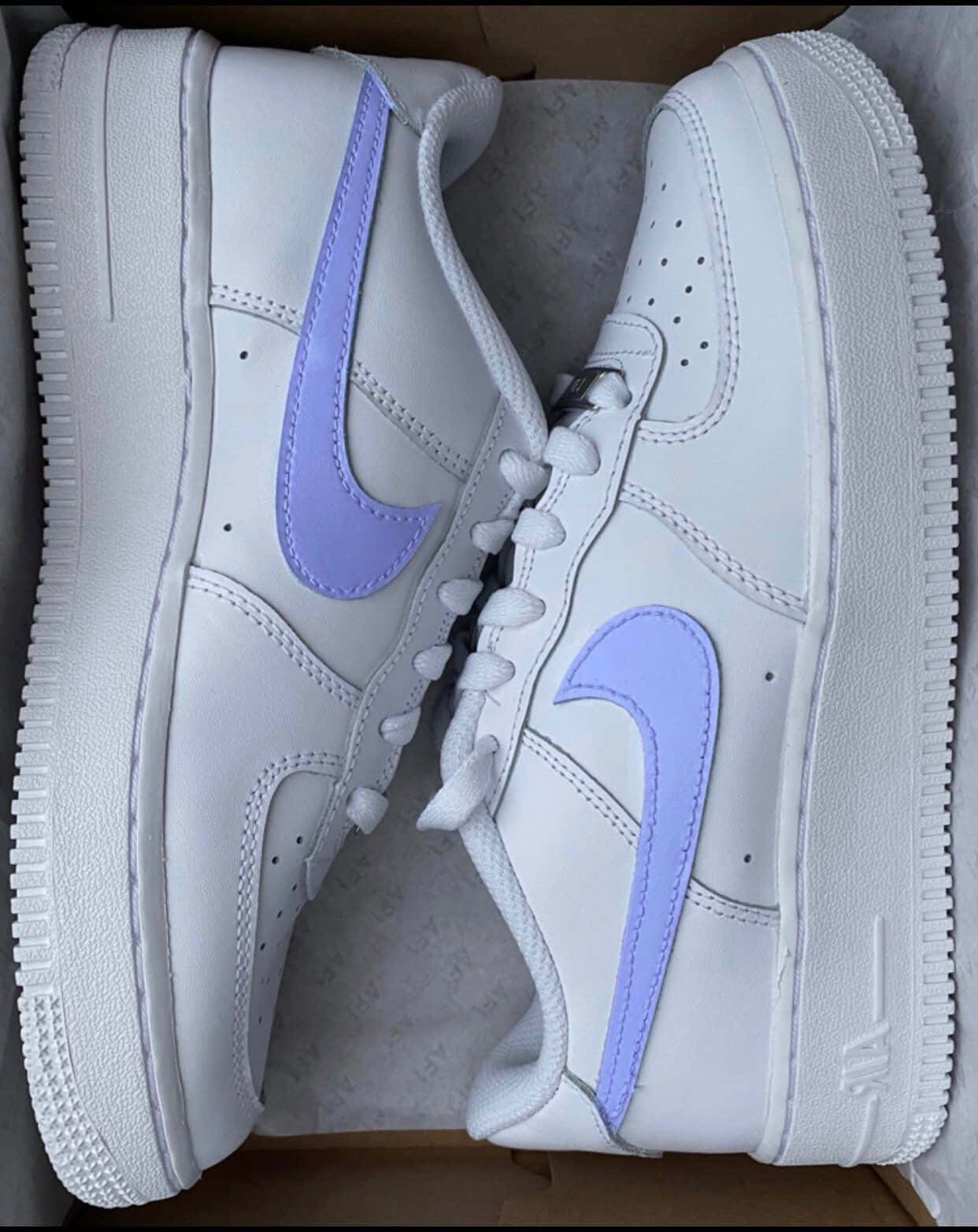 Nike Air Force 桌布 壁紙 — 一雙帶有薰衣草色勾勾的白色Nike Air Force 1運動鞋整齊地放在打開的鞋盒內。