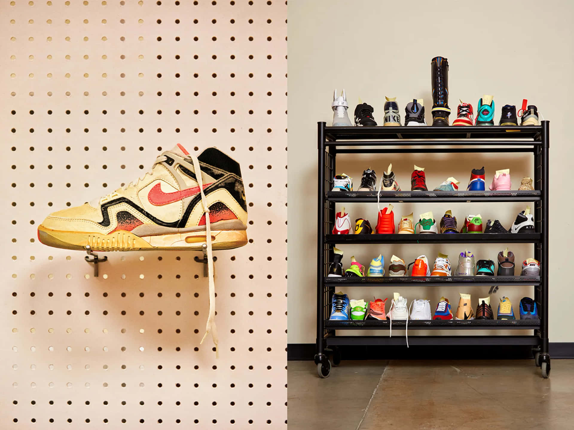 Nike 桌布 壁紙 — 一雙復古Nike Air Ship球鞋掛在釘板上，旁邊有一輛裝滿色彩繽紛球鞋的手推車。