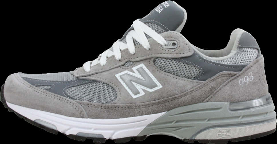 鞋子 桌布 壁紙 — 一雙時尚的灰色 New Balance 993 運動鞋，配有白色鞋帶和標誌，在純黑色背景下脫穎而出。
