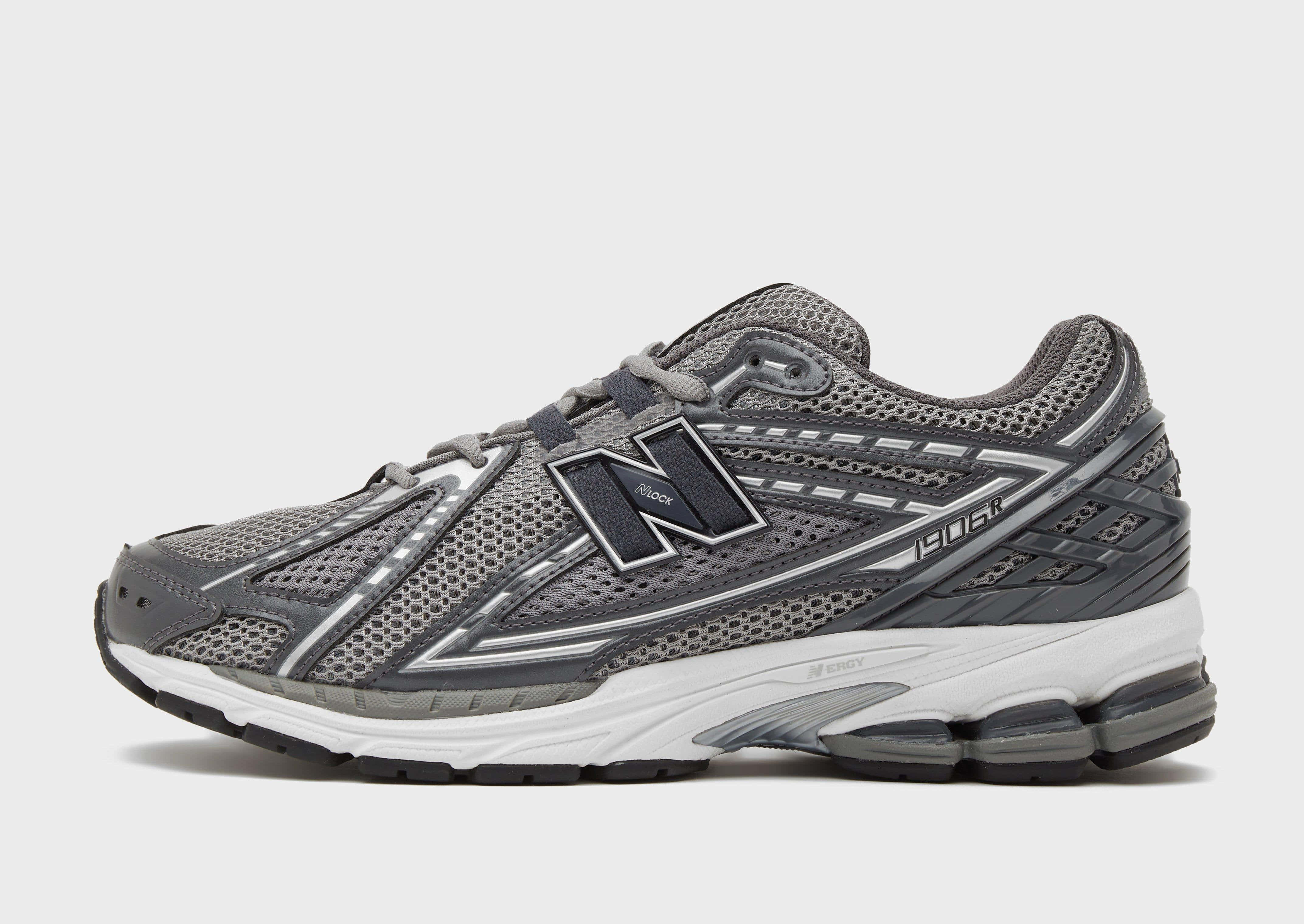 New Balance 桌布 壁紙 — 一雙時尚的灰色New Balance 1406R跑鞋，採用網眼鞋面和可見緩震鞋底，背景簡潔。