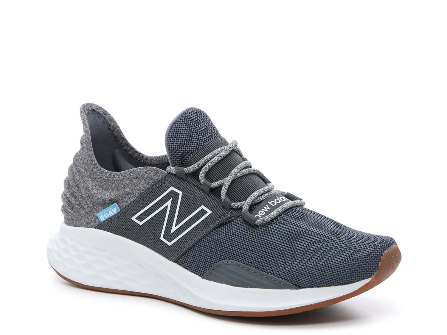 New Balance 桌布 壁紙 — 一雙時尚的灰色New Balance運動鞋，白色鞋底和棕色鞋頭，在工作室燈光下展示。