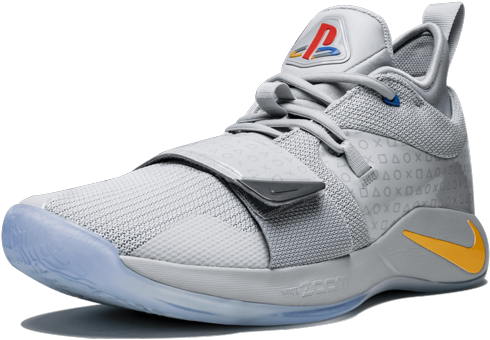 PlayStation 桌布 壁紙 — 一雙時尚的灰色Nike籃球鞋，帶有PlayStation標誌和黃色勾勾，背景為黑色。
