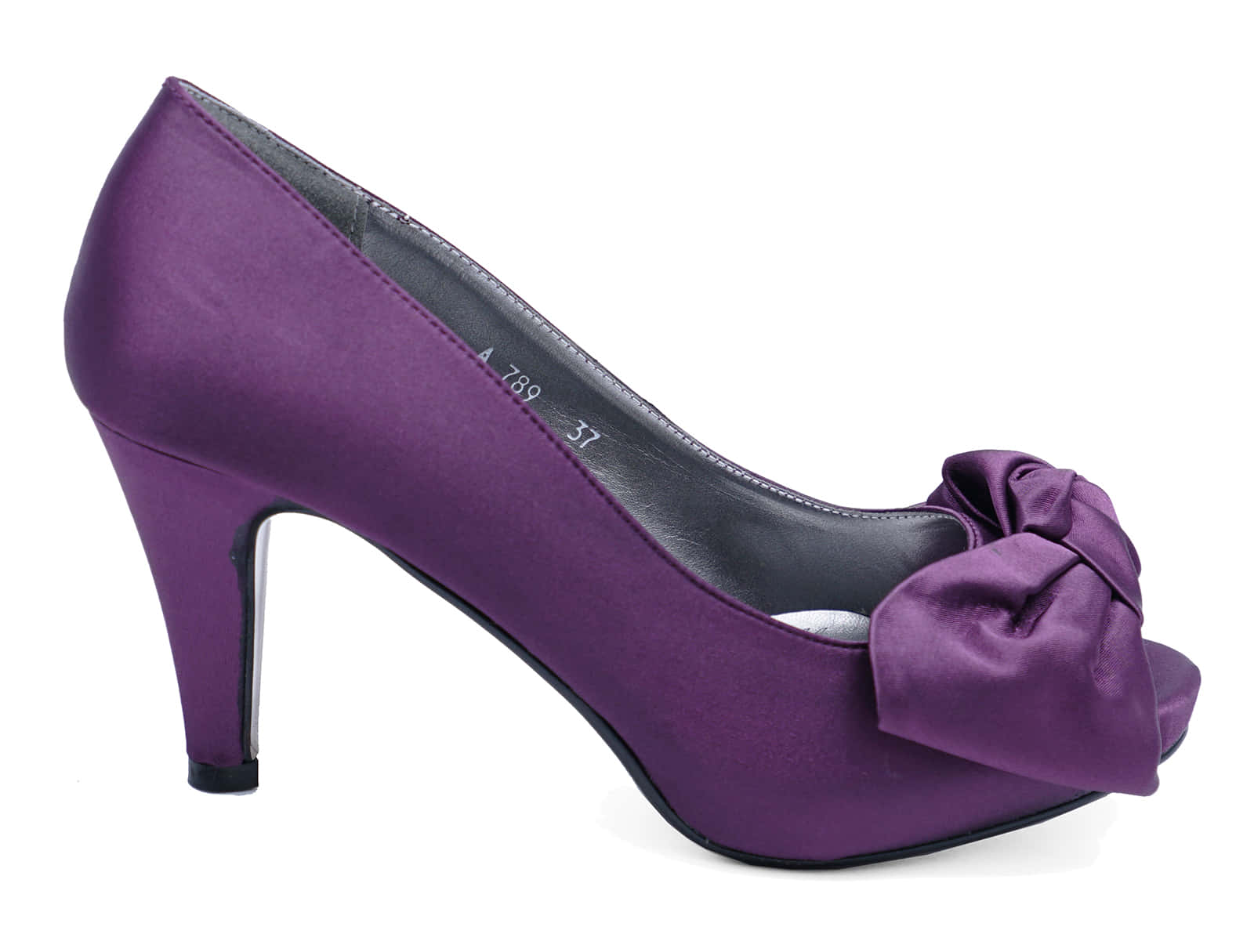 Purple Shoes 桌布 壁紙 — 一雙時尚的紫色緞面高跟鞋，鞋頭有一個大蝴蝶結，配以纖細鞋跟，背景為白色。