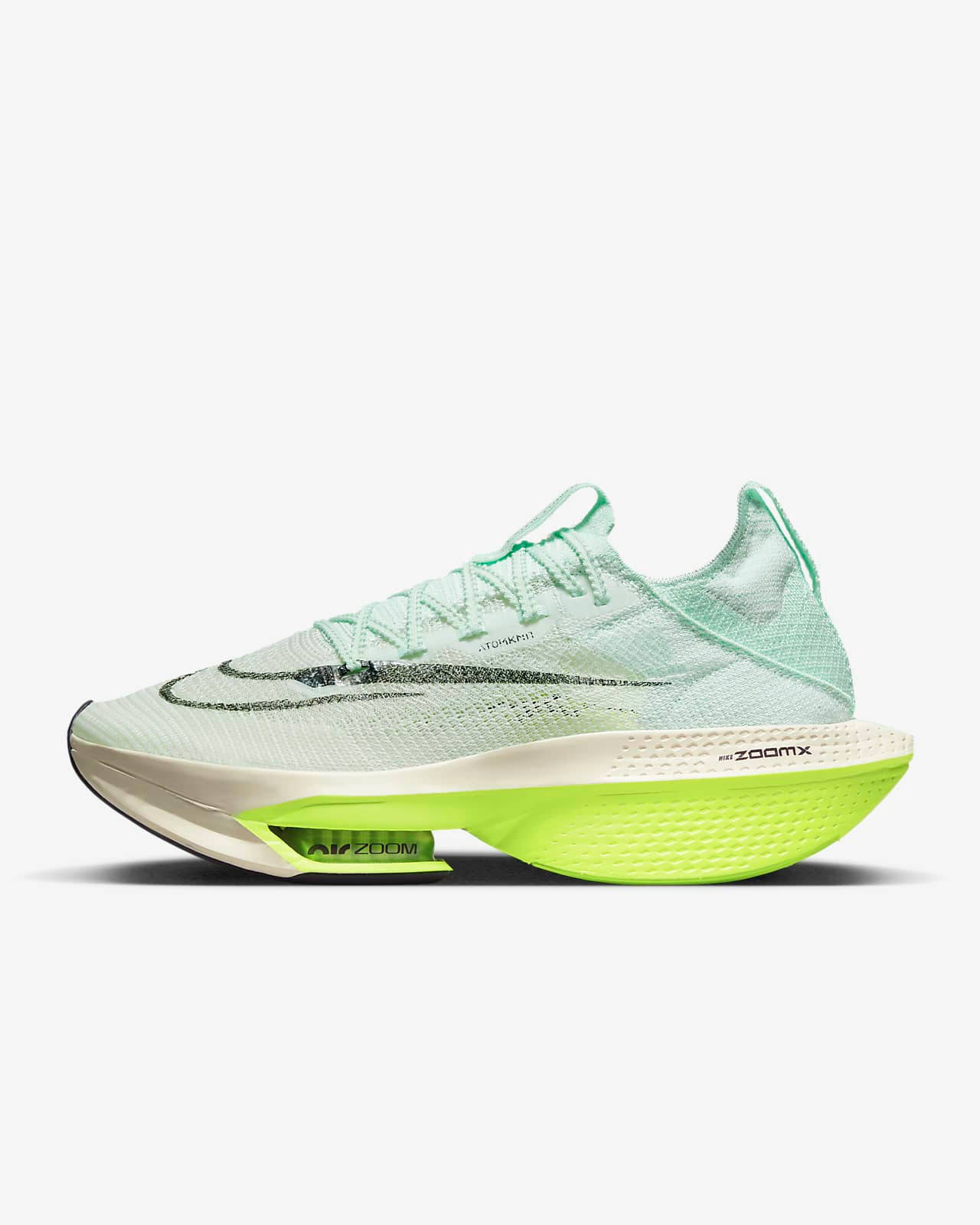 鞋子 桌布 壁紙 — 一雙時尚的薄荷綠色Nike跑鞋，搭配螢光黃色鞋底和銀色勾勾，背景為純白色。
