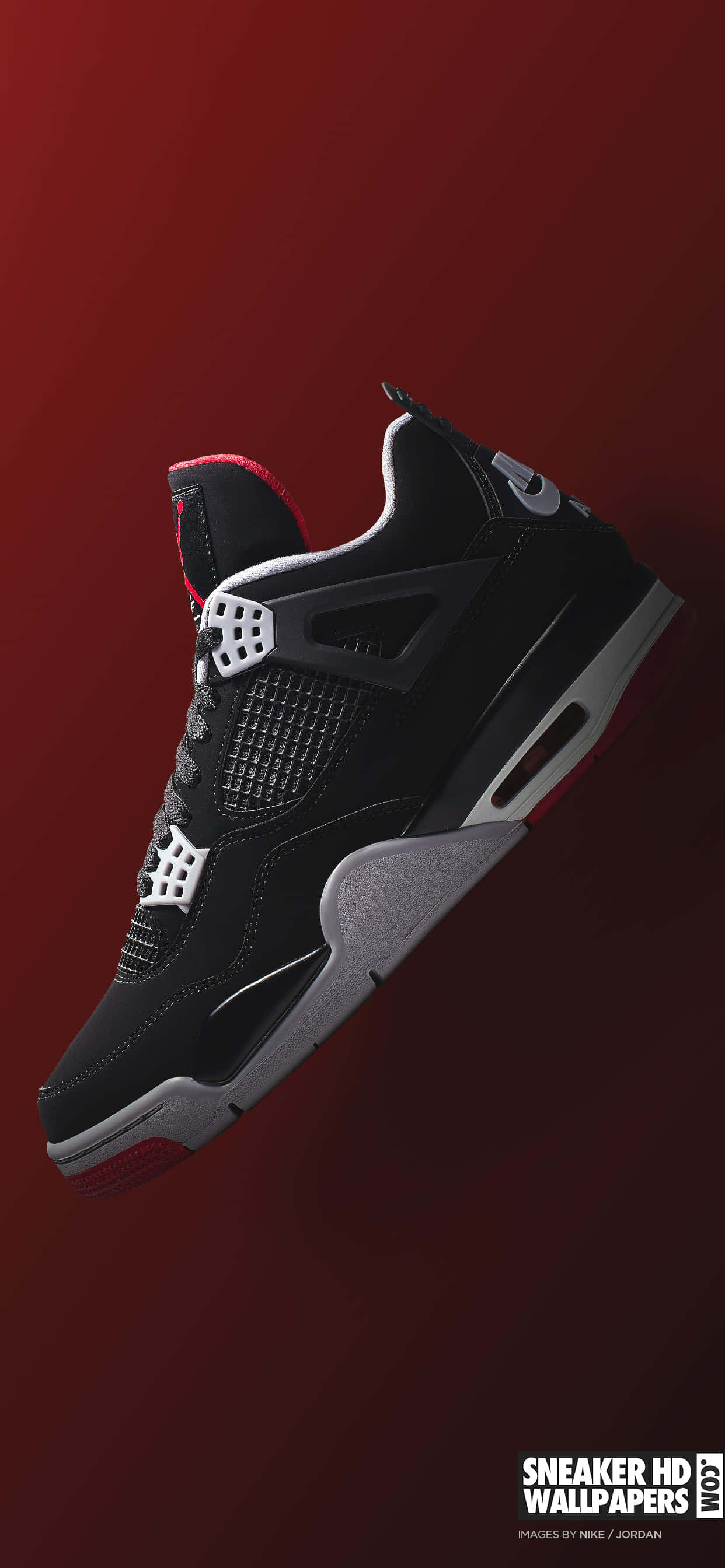 Black Air Force 桌布 壁紙 — 一雙時尚的黑色Jordan 4運動鞋，帶有紅色和白色點綴，漂浮在紅色漸變背景上。