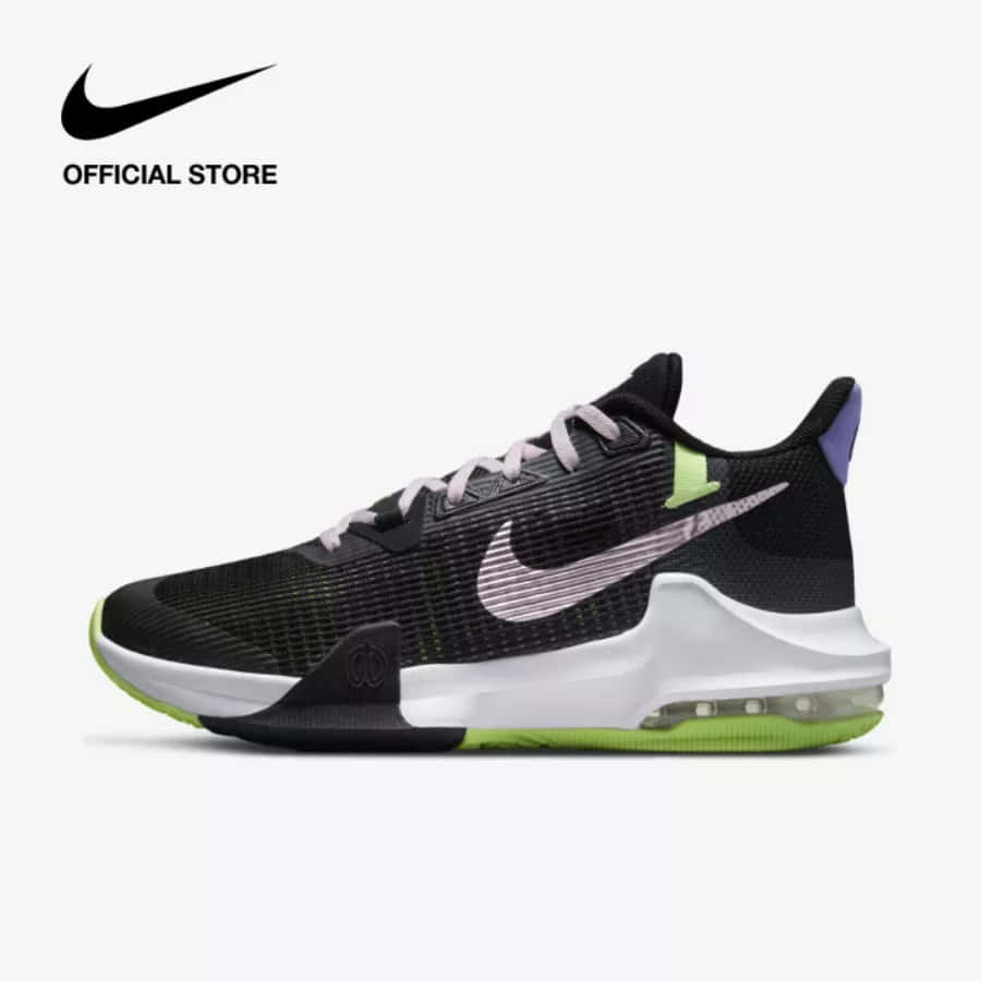 Black Air Force 桌布 壁紙 — 一雙時尚的黑色Nike籃球鞋，帶有螢光綠色點綴和可見的氣墊，背景為純白色。